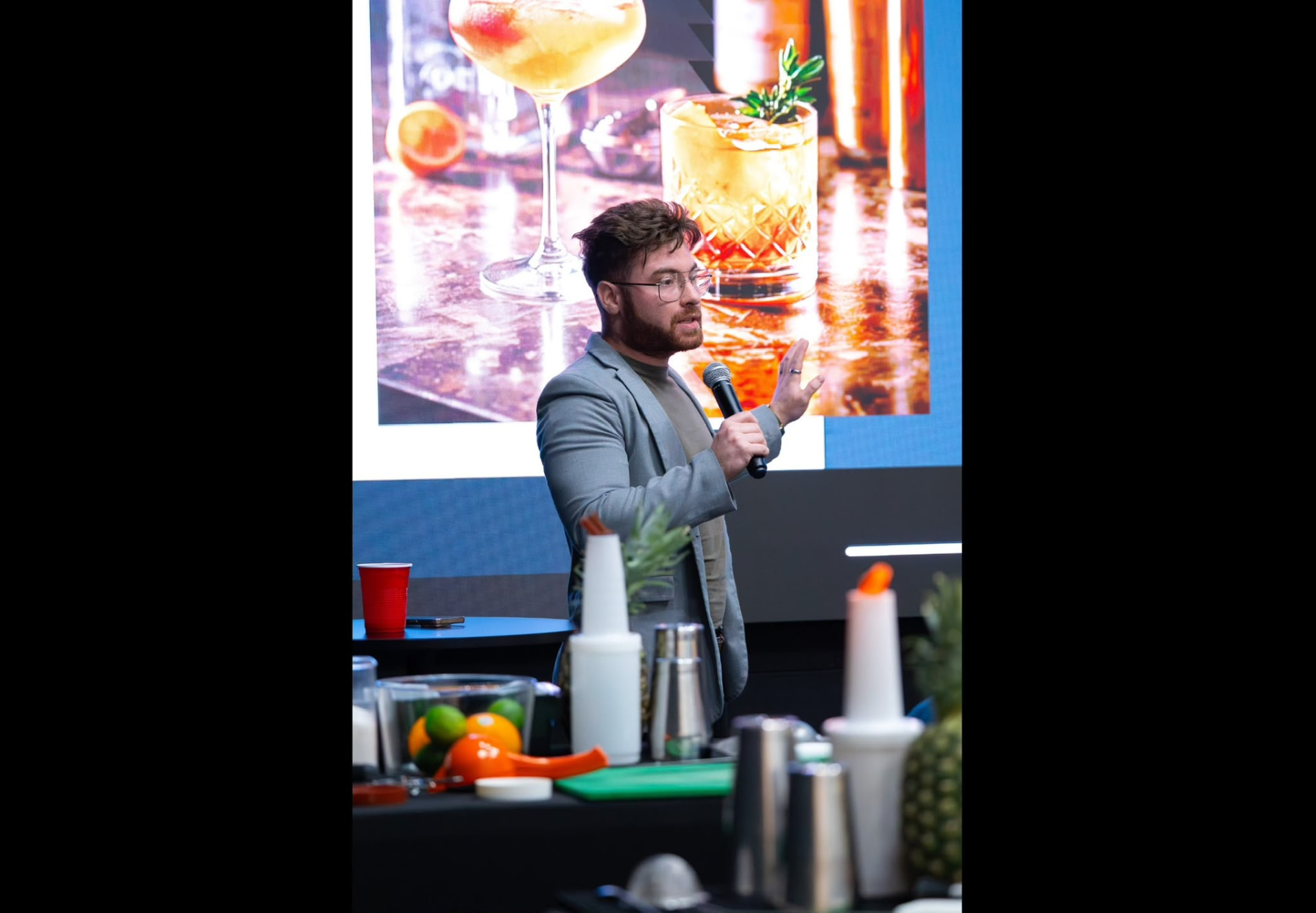 Pedro Pacheco presenting craft cocktails during a Sintonia Bartenders training